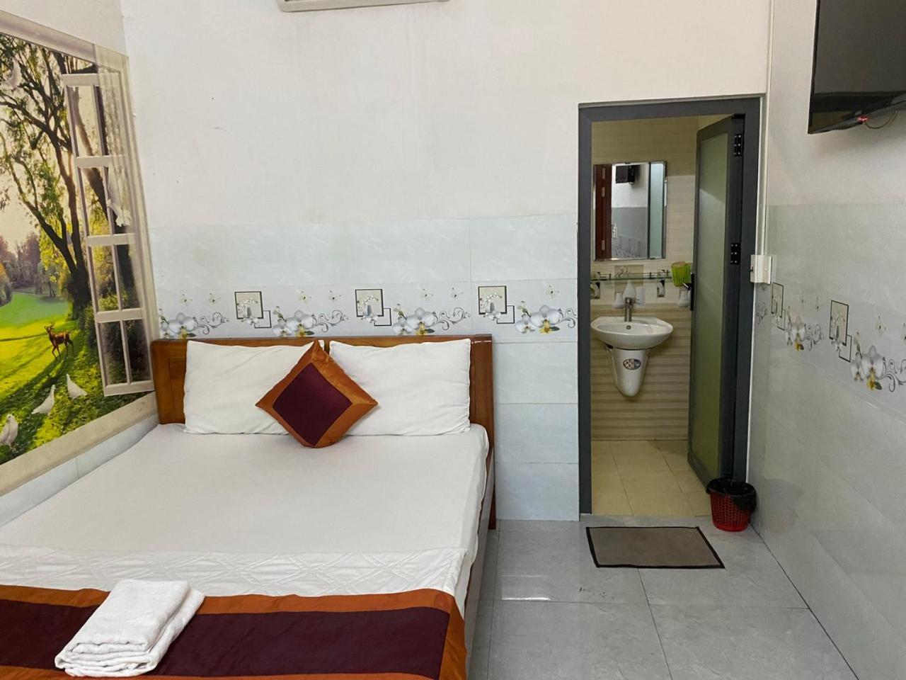 Love hotel Khach San Nguyen Trung *
