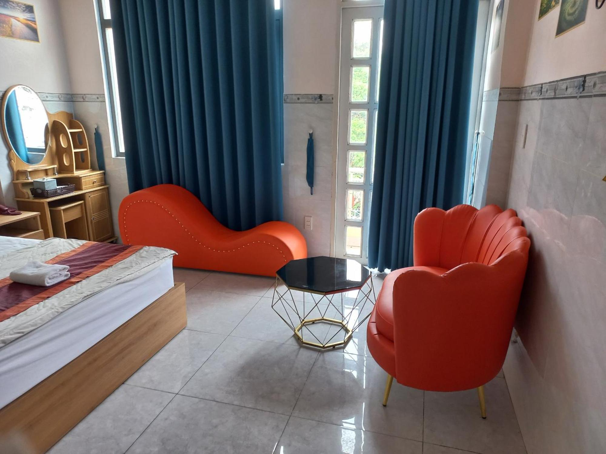 Love hotel Khach San Nguyen Trung *