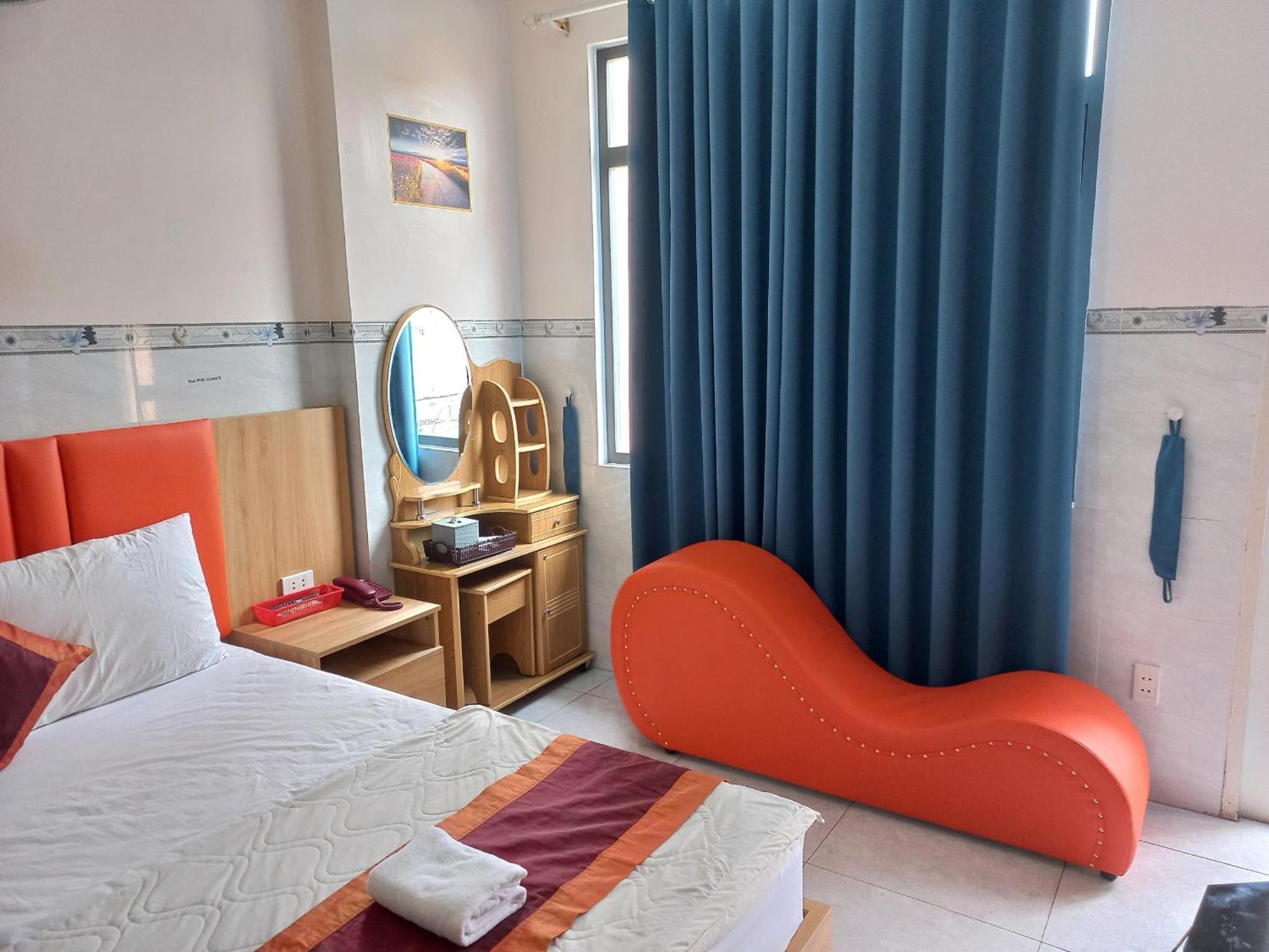 Love hotel Khach San Nguyen Trung *